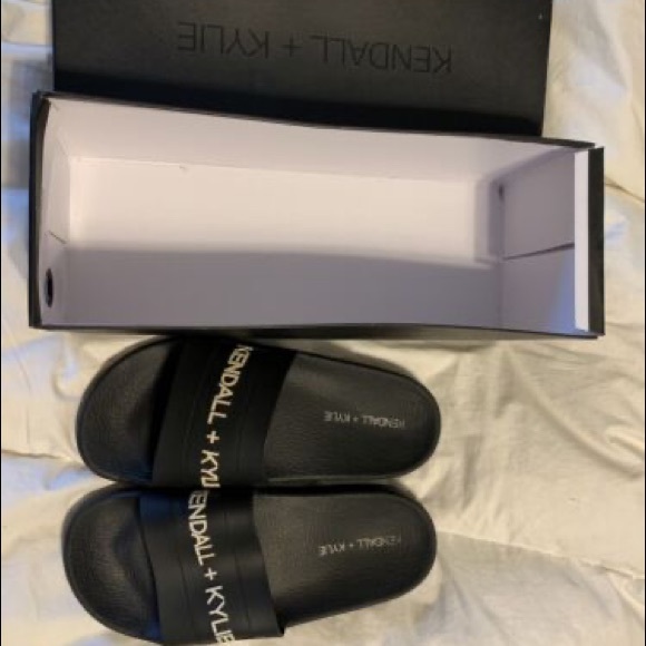 Black Kendall & Kylie slides - Picture 4 of 5
